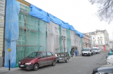 Zdjęcie przedstawia: Kamienicy przy Placu Czarnieckiego 3 w trakcie remontu