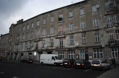 Zdjęcie przedstawia: Kamienica przy Placu Niedpodległości 4 przed remontem 