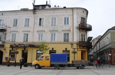 Zdjęcie przedstawia: Kamienica przy Rynku Trybunalskim 2 przed remontem