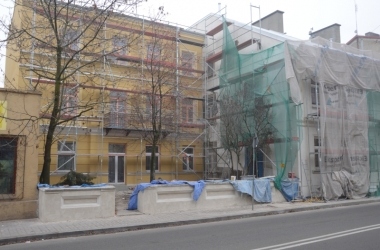 Zdjęcie przedstawia: Kamienica przy ulicy Wojska Polskiego 32 w trakcie remontu