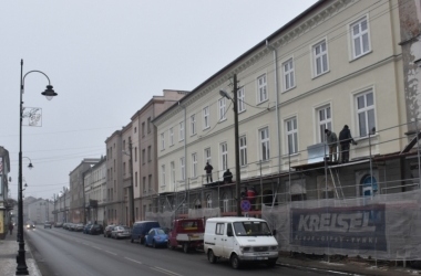 Zdjęcie przedstawia: Kamienica przy ulicy Wojska Polskiego 48 w trakcie remontu