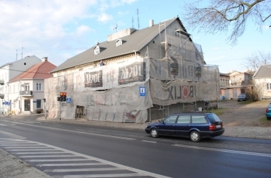 Zdjęcie przedstawia: kamienicy przy ul. Wojska Polskiego 5 w trakcie remontu