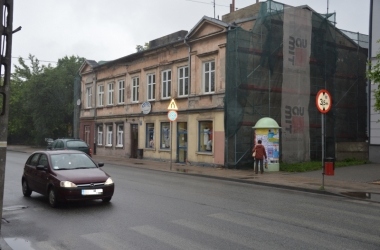 Zdjęcie przedstawia: Budynek przy ulicy Wojska Polskiego 79 w trakcie remontu