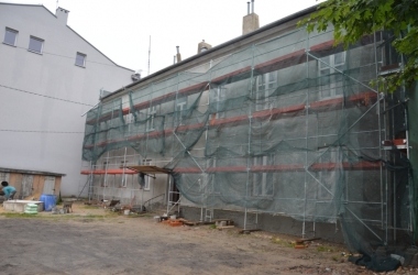 Zdjęcie przedstawia: Budynek przy ulicy Wojska Polskiego 79 w trakcie remontu