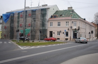 Zdjęcie przedstawia: Kamienice przy ulicy Wojska Polskiego 7 - 9 przed remontem w trakcie remontu